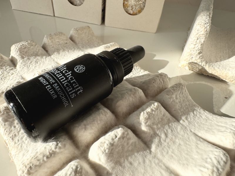 Glass bottle secured inside a mycelium-based protective insert